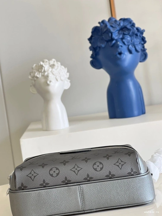 WIS OUTDOOR LOUIS VUITTON MESSENGER 0123